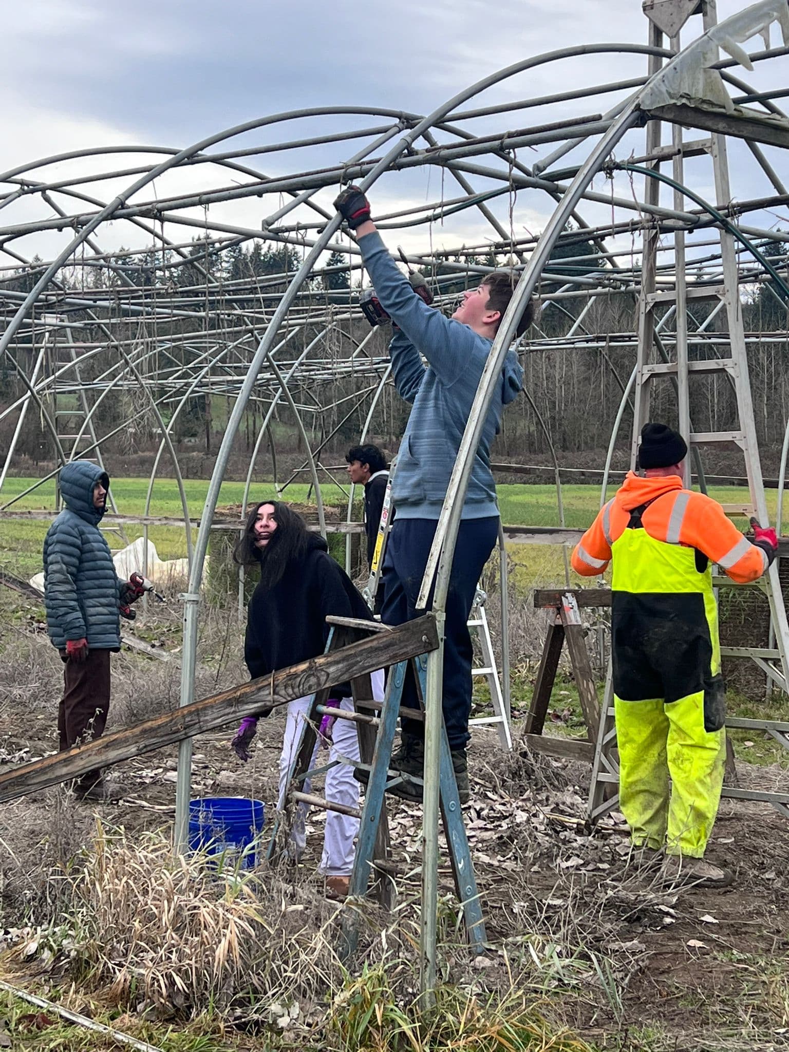 Securing the greenhouse structure